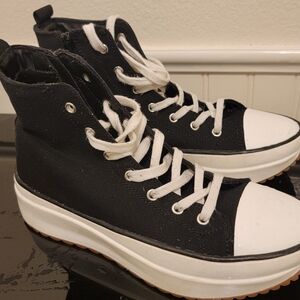 Steve Madden Black Textured Interior